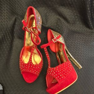 Mascotte Red & Gold 5.5” Heel. Size 8.5